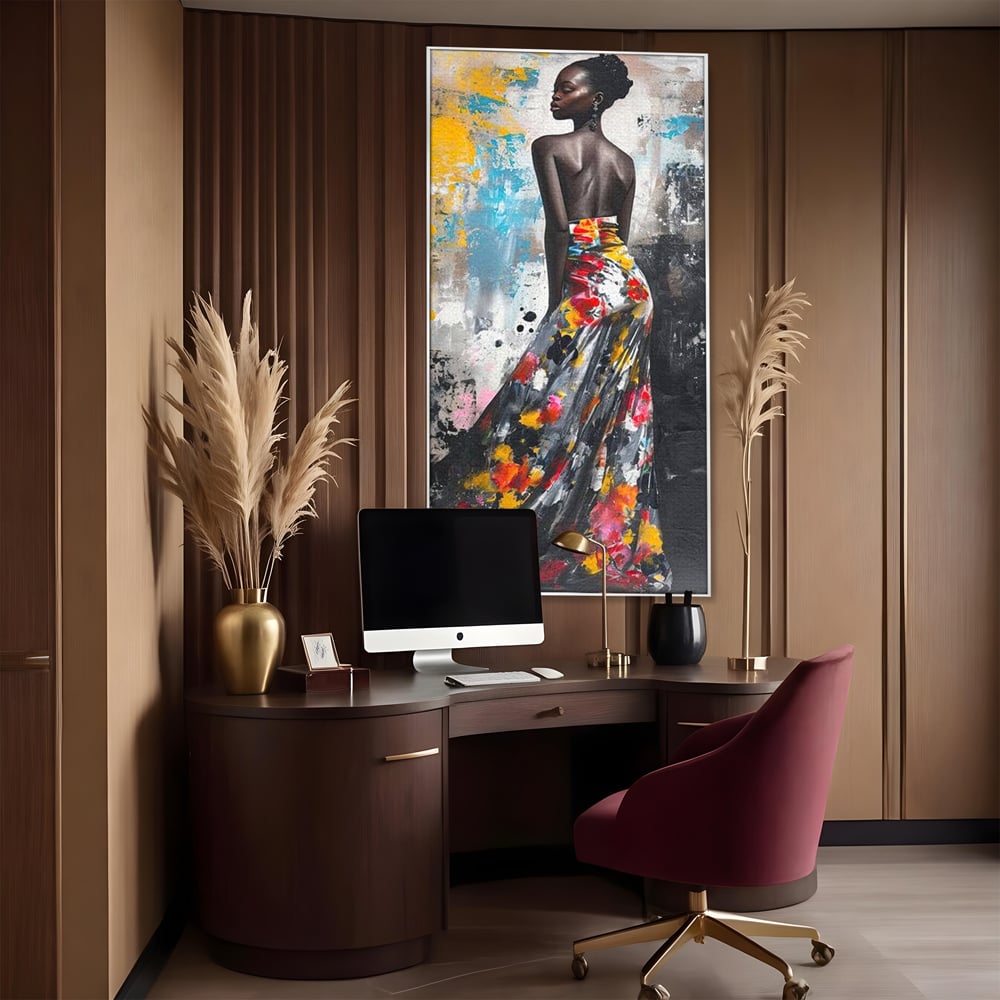 Tablou canvas cu tablou canvas cu portret de femeie, in rama de aluminiu argintiu, pe perete intr-un birou